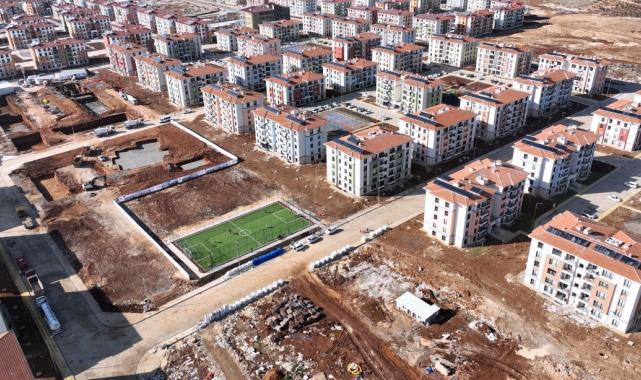 Murat Kurum, depremzede Hüseyin'e verdiği halı saha sözünü tuttu