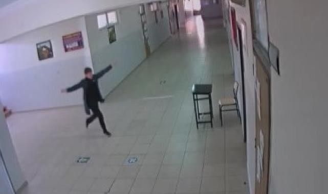 Nöbetçi öğrencinin koridorda halay çekmesi kameralara yansıdı