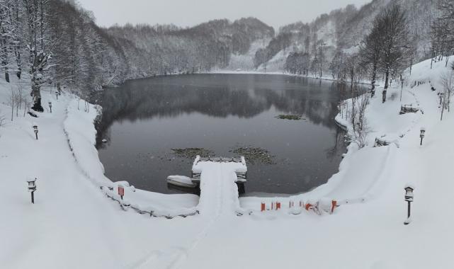 Ordu'daki Ulugöl Parkı beyaza büründü