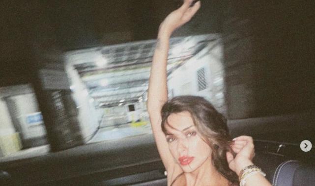 Oyuncu Devrim Özkan'ın nispet pozları! Güzelliği yine yorum aldı