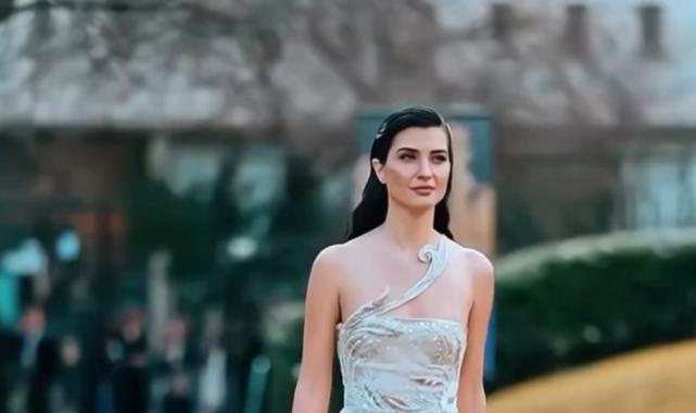 Oyuncu Tuba Büyüküstün Paris'te güzelliğiyle büyüledi
