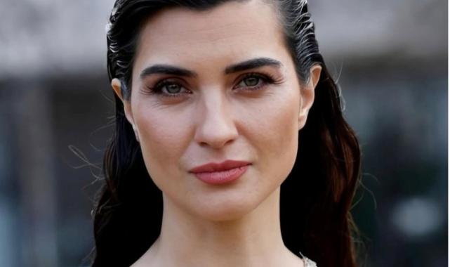 Oyuncu Tuba Büyüküstün Paris'te güzelliğiyle büyüledi
