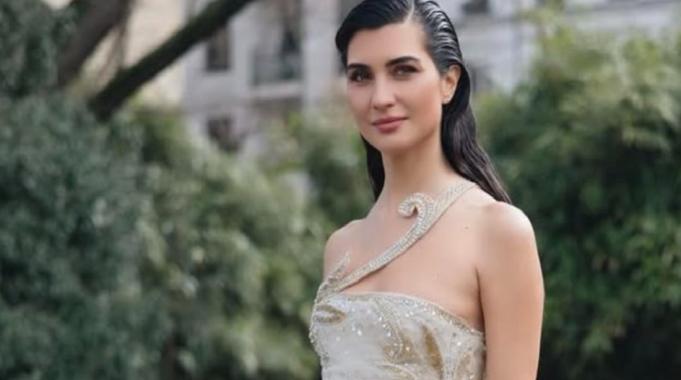 Oyuncu Tuba Büyüküstün Paris'te güzelliğiyle büyüledi