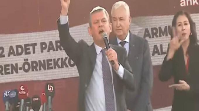 Özgür Özel, İzmir’de cuma namazı saatinde kırmızı kart gösterdi