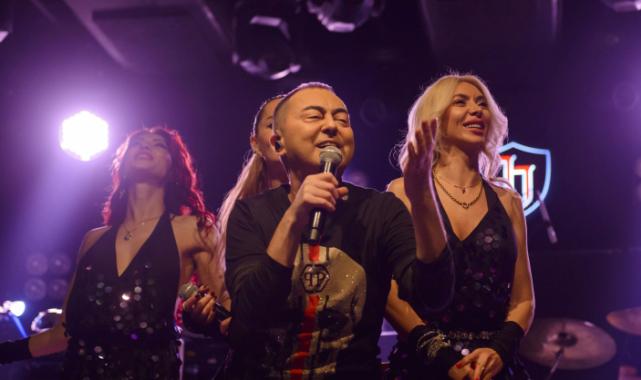 2025'in ilk konserinde hayranları Serdar Ortaç'ı yalnız bırakmadı