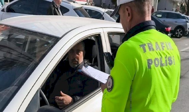 Adana'da yayaya yol vermeyen sürücüye ceza kesildi: Siz şaka mısınız ağabey