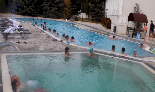 Afyonkarahisar'da 40 derecelik termal havuzda kış tatili