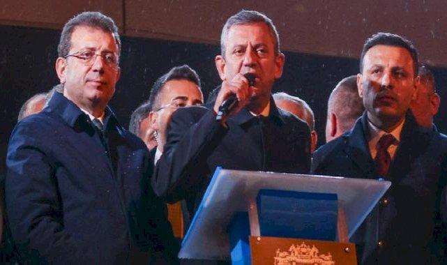 Beşiktaş Belediyesi önünde "Cumhurbaşkanı İmamoğlu" sloganları