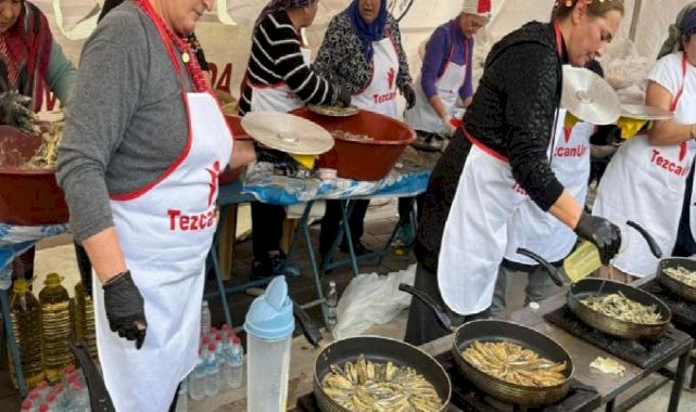 Bodrum’da hamsi festivali: 3 ton hamsi dağıtıldı