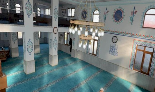 Düzce'de camide ağırlanan yabancı turist, o anları sosyal medya hesabından paylaştı