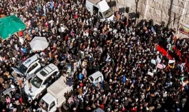 Emevi Camii'nde cuma yoğunluğu