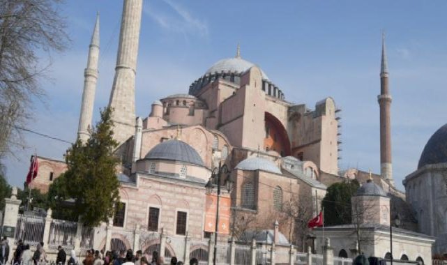 Güzel havayı fırsat bilenler Ayasofya Camii'ne akın etti