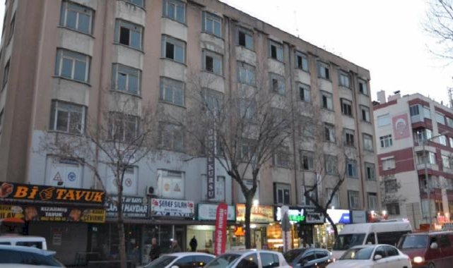 Konya'da riskli binadaki son dükkan da kapandı