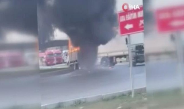 Mersin'de alev alan kamyonet trafikte seyretti