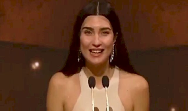 Tuba Büyüküstün'ün, Joy Awards ödül töreninde Arapça konuşması büyük alkış aldı