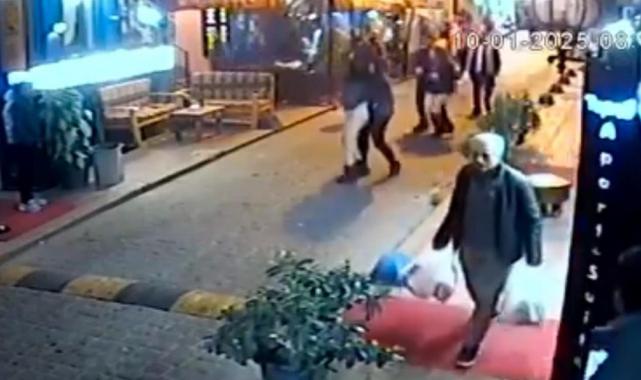 Taksim’de alkollü kadınların kavgasını kamerada