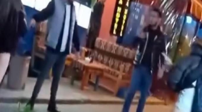 Taksim’de alkollü kadınların kavgasını kamerada