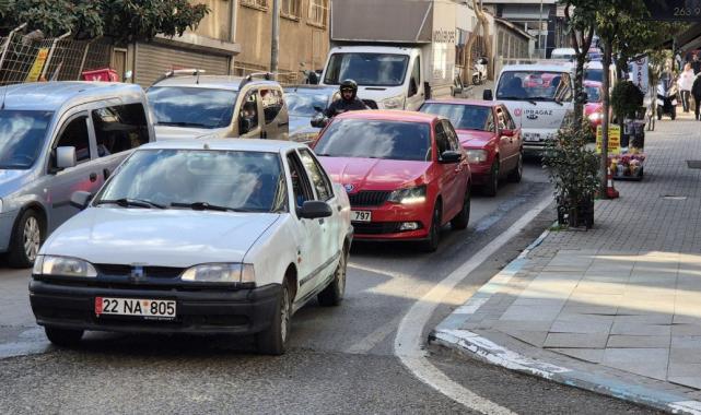 Tekirdağ’da dar sokaklarda trafik karmaşası