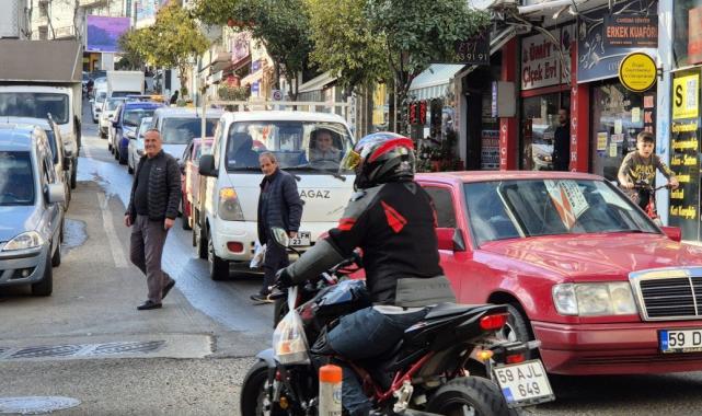 Tekirdağ’da dar sokaklarda trafik karmaşası