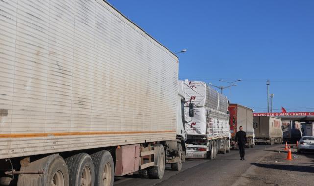 Ticaret yeniden başladı! Suriye’ye geçmek isteyen tırlar uzun kuyruklar oluşturdu