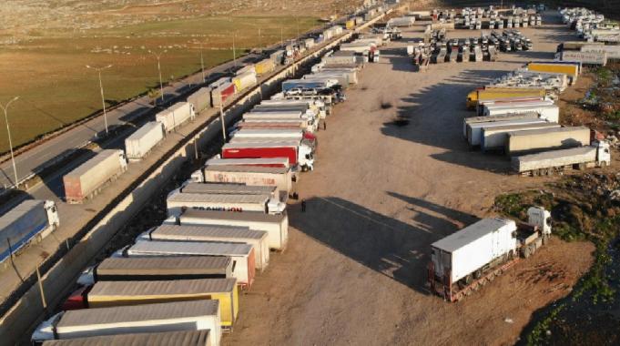 Ticaret yeniden başladı! Suriye’ye geçmek isteyen tırlar uzun kuyruklar oluşturdu
