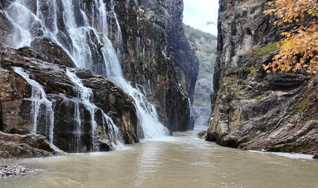 Torosların zirvesindeki saklı cennet: Uçansu Şelalesi