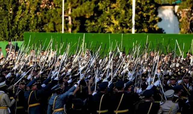 TSK'dan ihraç edilen teğmenlere Özgür Özel sahip çıktı