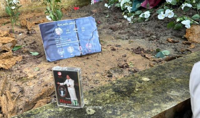 Usta sanatçı Ferdi Tayfur'un sevenleri kabrine akın etti