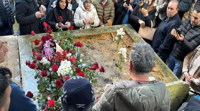 Usta sanatçı Ferdi Tayfur'un sevenleri kabrine akın etti