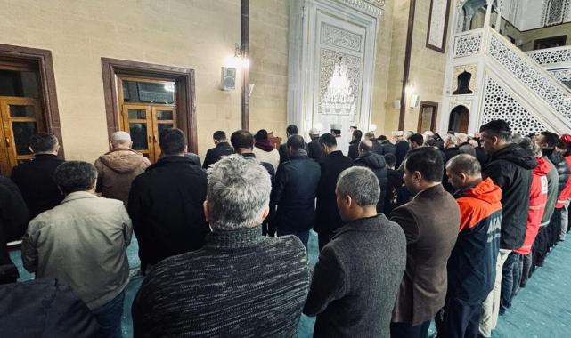 6 Şubat depreminin yıl dönümünde camilerde dua okundu