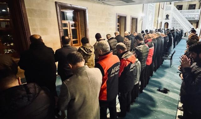 6 Şubat depreminin yıl dönümünde camilerde dua okundu