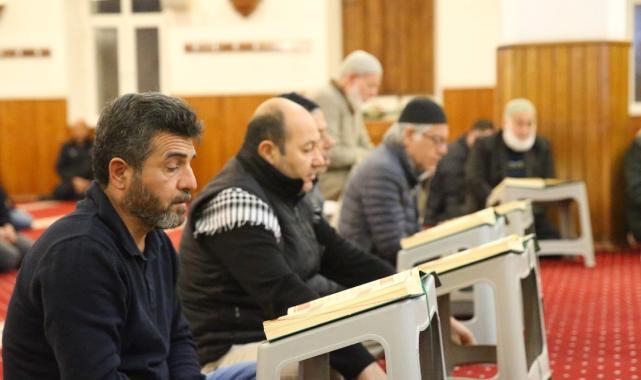 6 Şubat depreminin yıl dönümünde camilerde dua okundu