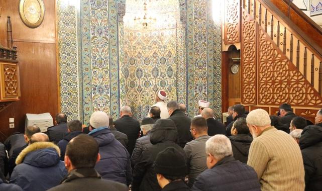 6 Şubat depreminin yıl dönümünde camilerde dua okundu