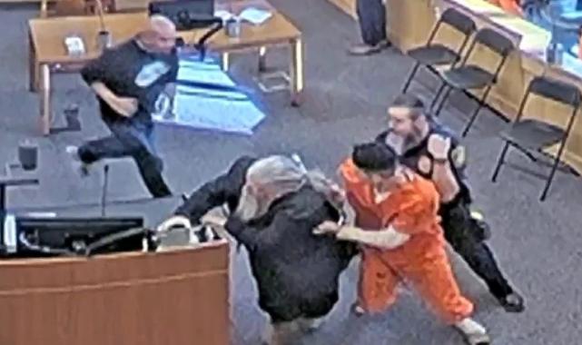 ABD'de acılı aile mahkemede kızlarının katiline saldırdı