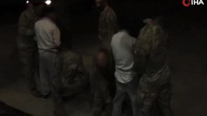 ABD'ye kaçak giren suçlu göçmenlerin Guantanamo'ya götürüldüğü anlar