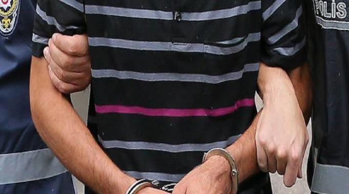 Adana&#039;da gözaltındaki arkadaşa ekmek arasında uyuşturucu servisi