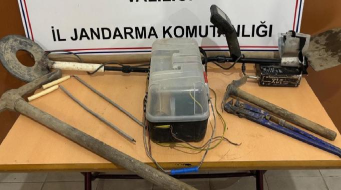 Afyonkarahisar'da devriye gezen jandarma definecileri suçüstü yaptı