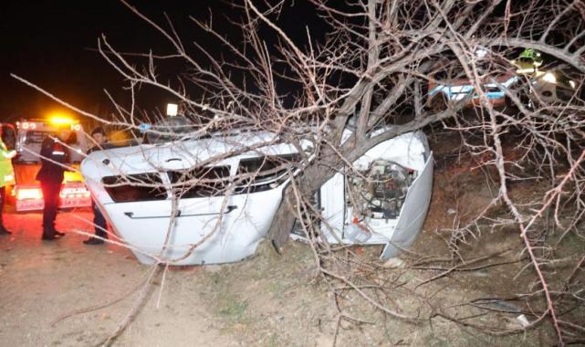 Aksaray'da şarampole devrilen otomobil ağaca çarparak durabildi: 3 yaralı