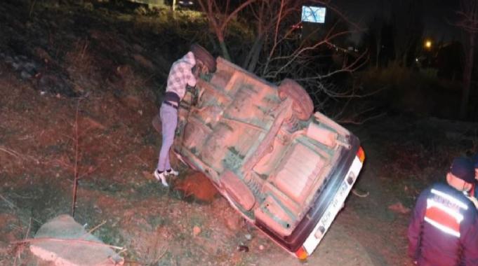 Aksaray'da şarampole devrilen otomobil ağaca çarparak durabildi: 3 yaralı