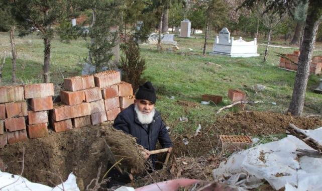 Amasya'da kendi mezarını kazdı: Geceleri gidip yatıyor