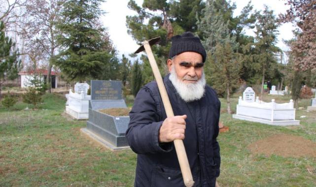 Amasya'da kendi mezarını kazdı: Geceleri gidip yatıyor