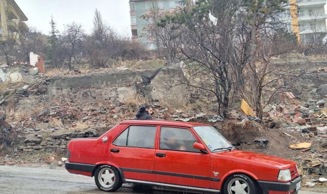 Ankara'da park halindeki araba yokuş üst hareket edip öbür araca çarptı