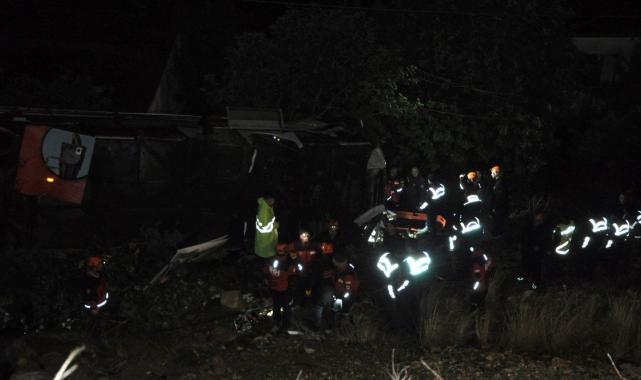Antalya'da otobüs şarampole yuvarlandı: 8'i çocuk 33 kişi yaralı