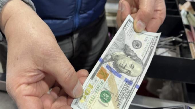 Arnavutköy&#039;de bir şahıs sahte dolarla alışveriş yapıp para üstü aldı