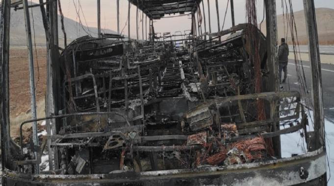 Batman&#039;da seyir halindeki otobüsten alevler yükseldi