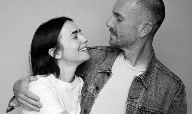 Bebeğini gösterdi! Emily in Paris'in yıldızı Lily Collins taşıcıyı anne yöntemiyle bebek sahibi oldu