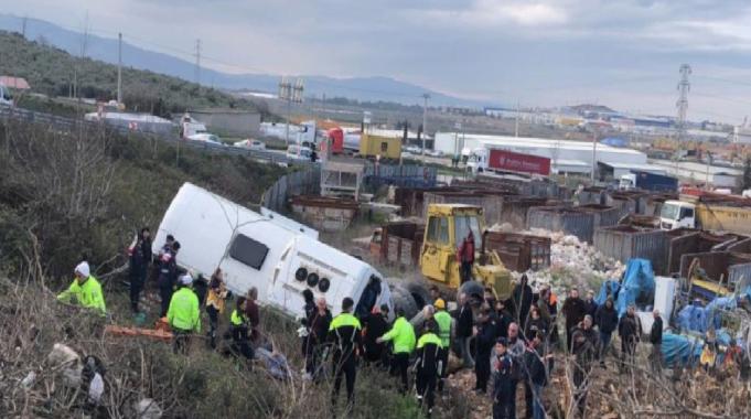 Bursa'da tırın çarptığı otobüs, şarampole devrildi: 1’i ağır 15 yaralı