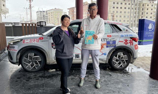 Çinli çift elektrikli araçlarıyla Yüksekova'ya geldi: Hava kirliliğine dikkat çektiler