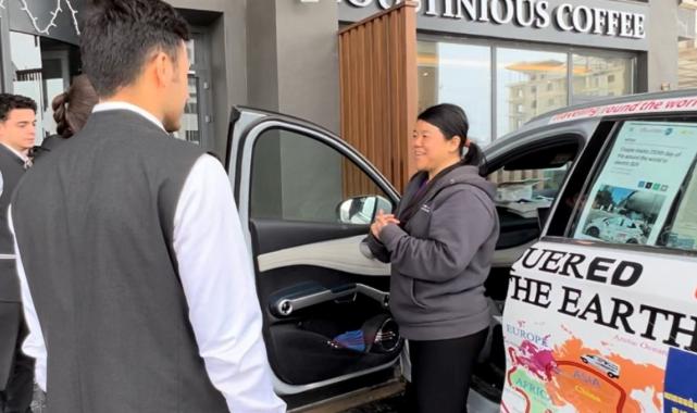 Çinli çift elektrikli araçlarıyla Yüksekova'ya geldi: Hava kirliliğine dikkat çektiler