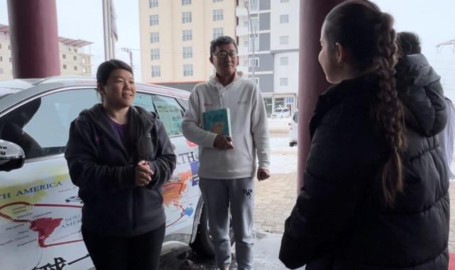 Çinli çift elektrikli araçlarıyla Yüksekova'ya geldi: Hava kirliliğine dikkat çektiler